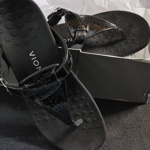 Vionic T-stap sandal with arch support